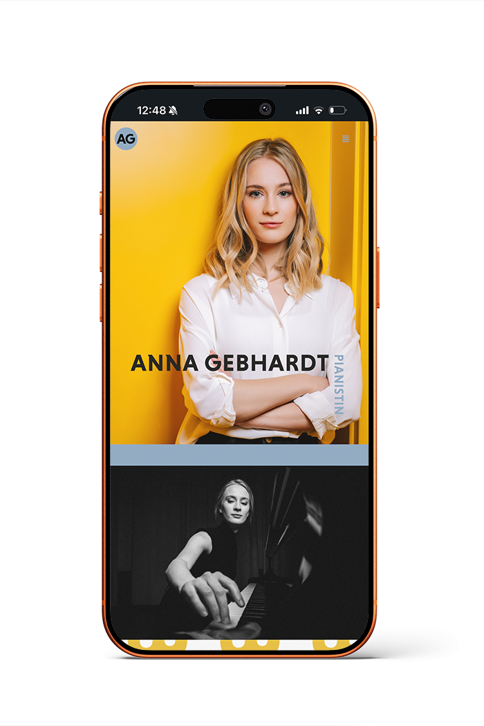 Ein Smartphone zeigt eine Website mit Anna Gebhardt an. Oben ist ihr Farbporträt vor gelbem Hintergrund zu sehen, darunter ein Schwarz-Weiß-Foto von ihr beim Klavierspielen.