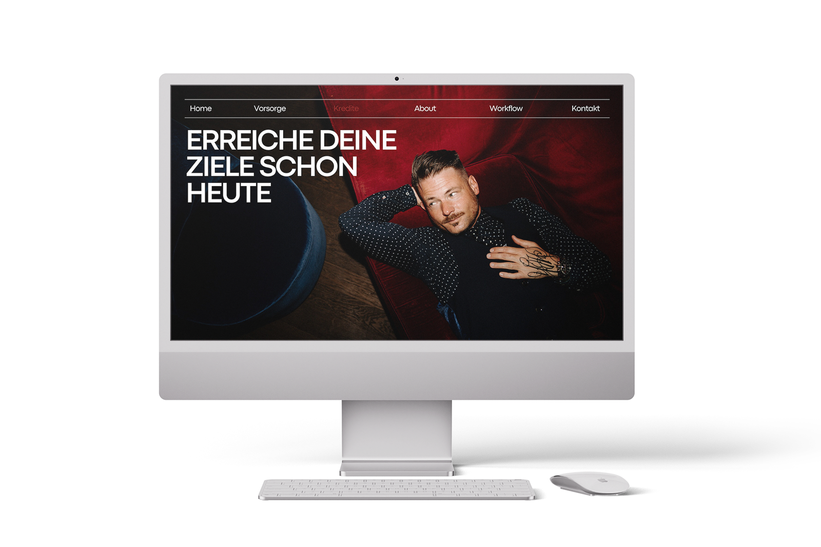 Ein Computerbildschirm zeigt eine Website mit einem Mann, der auf einer roten Couch liegt, und dem deutschen Text ERREICHE DEINE ZIELE SCHON HEUTE. Das Menü der Website hat folgende Rubriken: Home, Voransage, Investion, Über, Workflow, Kontakt.