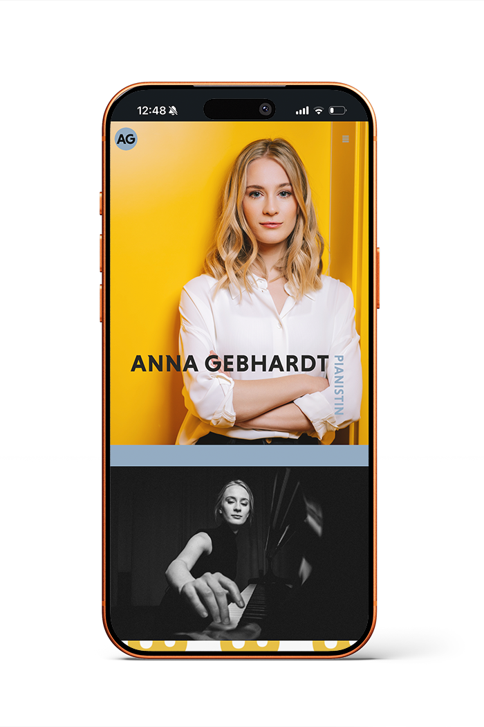 Ein Smartphone zeigt eine Website mit Anna Gebhardt an. Oben ist ihr Farbporträt vor gelbem Hintergrund zu sehen, darunter ein Schwarz-Weiß-Foto von ihr beim Klavierspielen.