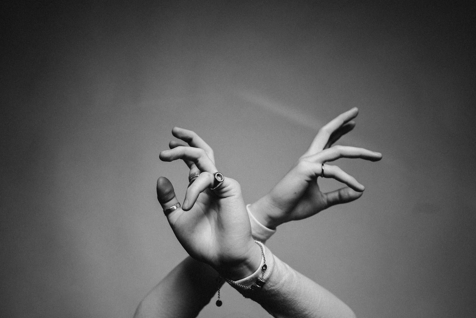 Eine Nahaufnahme von Händen mit Ringen.