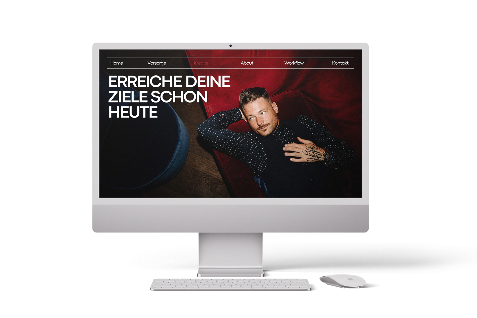 Ein Computerbildschirm zeigt eine Website mit einem Mann, der auf einer roten Couch liegt, und dem deutschen Text ERREICHE DEINE ZIELE SCHON HEUTE. Das Menü der Website hat folgende Rubriken: Home, Voransage, Investion, Über, Workflow, Kontakt.