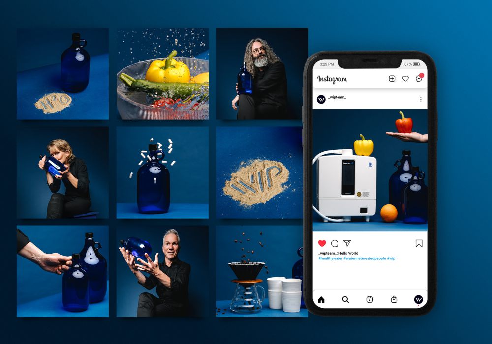 Eine Collage zeigt Menschen, die mit blauen Flaschen, Lebensmitteln und Küchenutensilien vor einem blauen Hintergrund interagieren, daneben ein Smartphone, das einen Instagram-Post mit den Flaschen und bunten Produkten anzeigt.