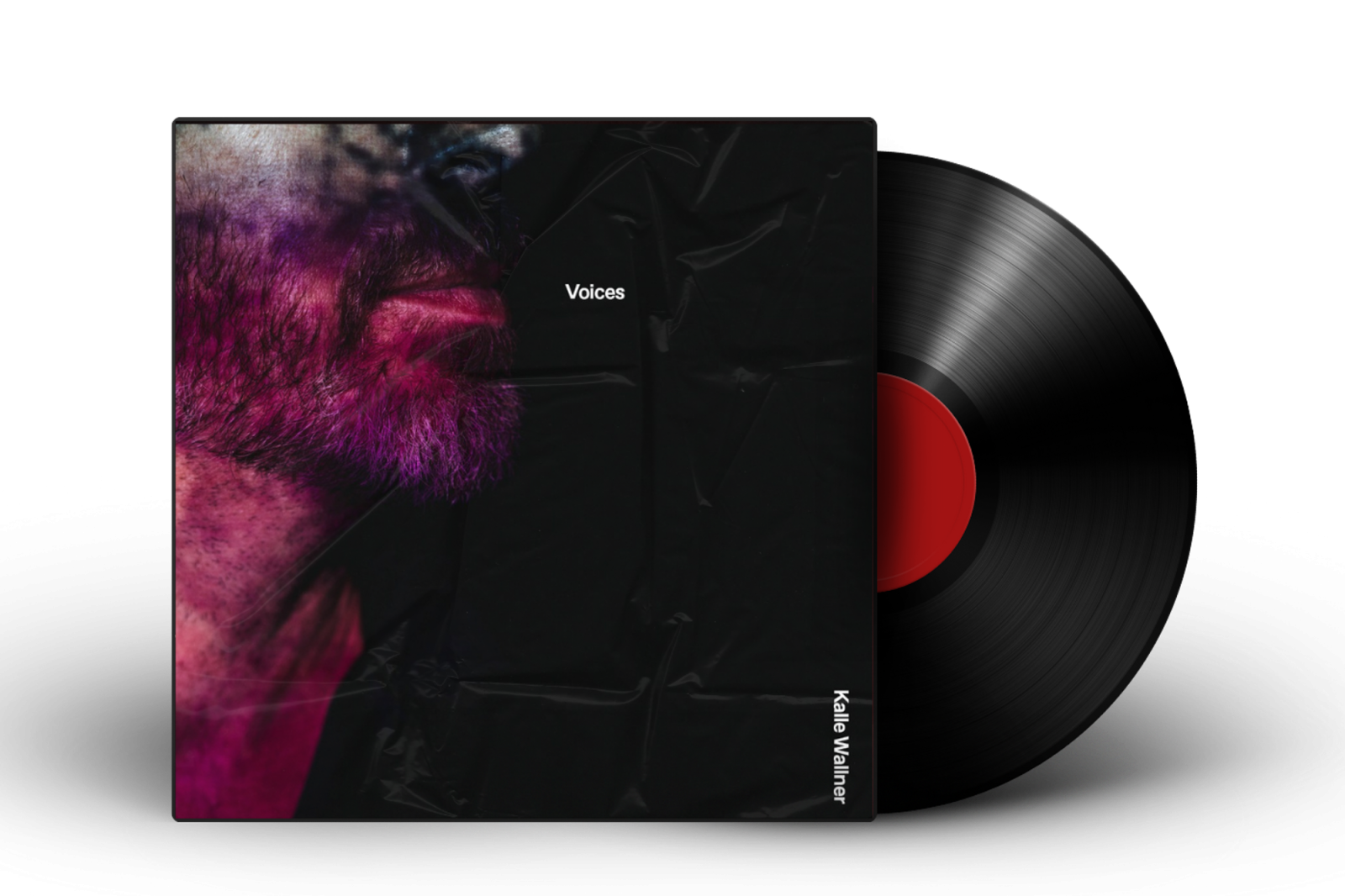 Eine Schallplatte, die teilweise von einem Cover gezogen wurde, das eine Nahaufnahme eines bärtigen Mannes mit rosa und lila Beleuchtung zeigt. Der Albumtitel Voices und der Künstlername Katie Walter erscheinen auf dem Cover.